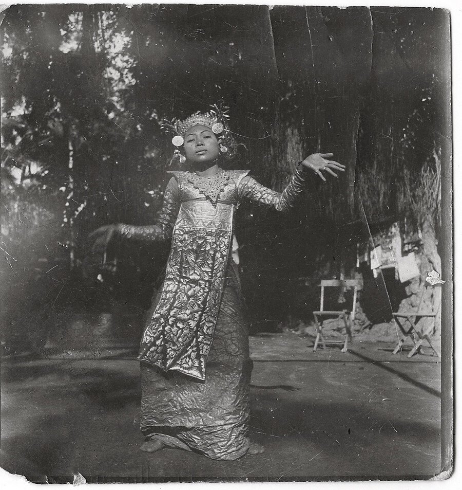Софія Яблонська-Уден. Юна танцівниця балійського танцю Легонг. 1930—ті. Зображення надано видавництвом Родовід