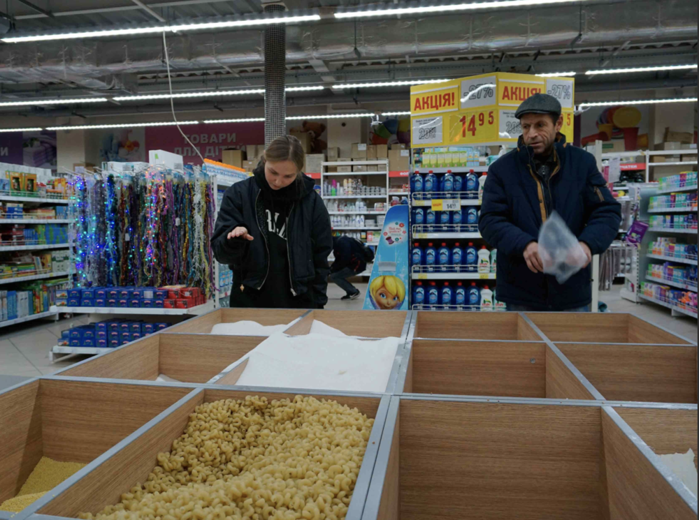 Лена Сиятовська, Материальный магнетизм, супермаркет, Киев, (2017). Фото предоставлено художницей