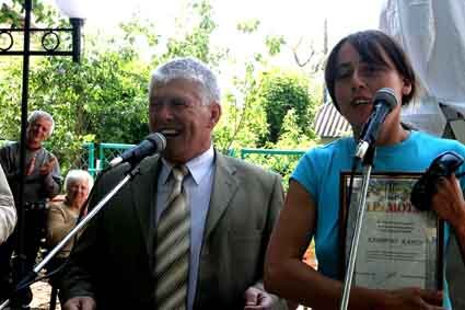 Жанна Кадирова разом із мером міста Шаргород під час відкриття «Пам’ятника пам’ятнику», 2009. Фото надане Жанною Кадировою