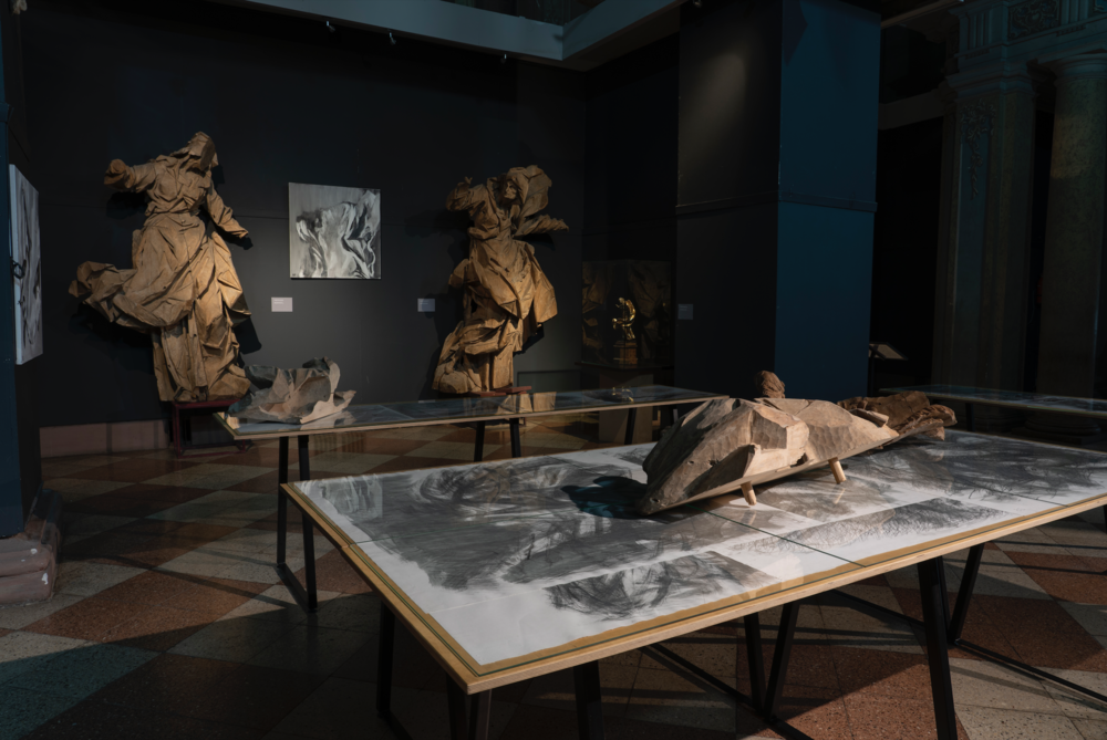 Музей І. Г. Пінзеля: серія «Складки» (проєкт «Лінія розмежування», 2016), фрагменти скульптури «Іоаким» І. Г. Пінзеля