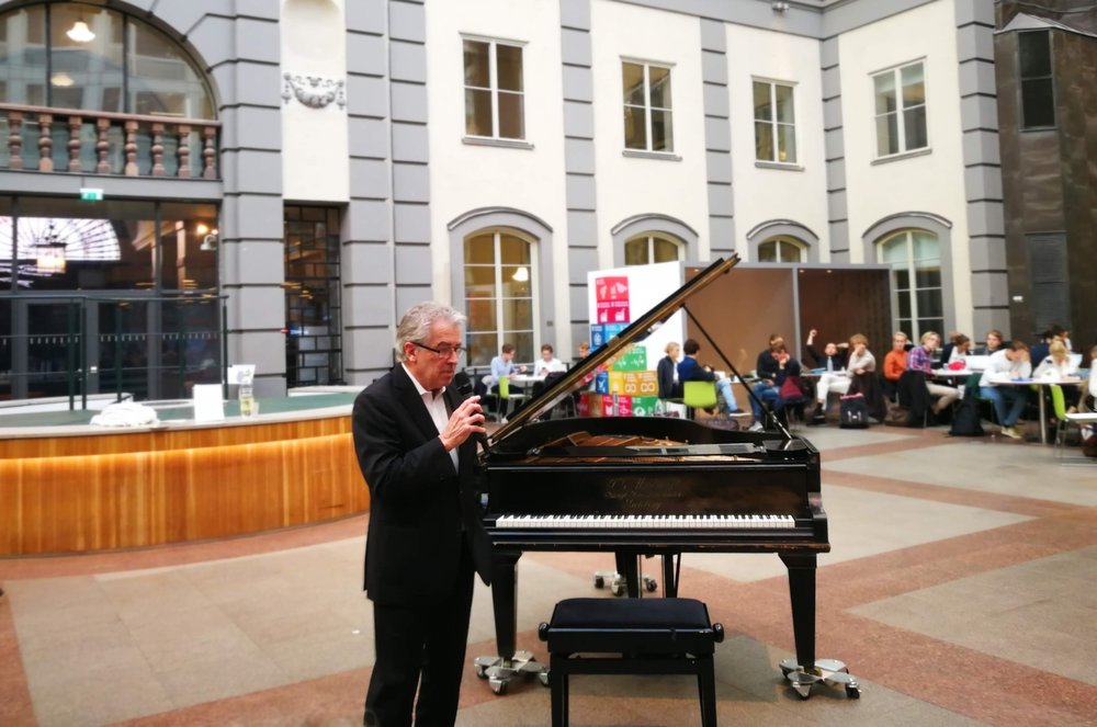 Профессор Стафан Скейя, всемирноизвестный шведский пианист, дает первый концерт рояле Ингмара Бергмана в Стокгольмской школе экономики. Фото: hhs.se