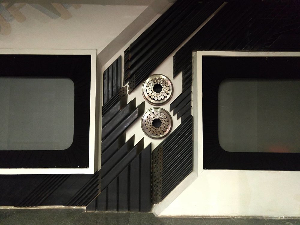 Декоратичне панно із металу та екрани, на яких демонстувалися кадри плівки в інтер’єрі музею. Світлина: Таня Журій