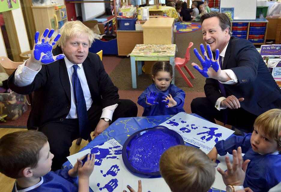 Світлина: Getty Images. Борис Джонсон в 2015 році на посаді мера Лондона з тодішнім прем'єр-міністром Девідом Кемероном, на зустрічі з дітьми.