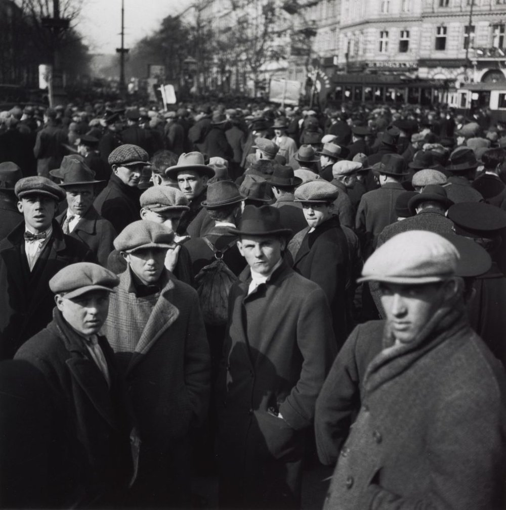Едіт Тюдор-Харт. друк Оуеном Логаном. Демонстрація безробітних, Відень, 1932 р.